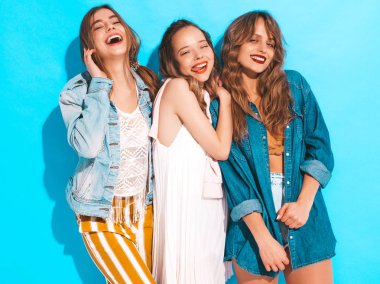 Üç genç güzel gülümseyen hippi kız trendy yaz renkli giysileri. Seksi kaygısız kadın mavi izole. Delirmek olumlu modelleri