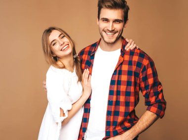 Gülümseyen güzel kız ve onu gülerken yakışıklı erkek portresi. Mutlu neşeli Family.Valentine'nın günü. Bej duvara poz. Sarılma