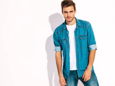 Portre yakışıklı gülümseyen şık hipster lumbersexual işadamı modeli kot elbise giymiş. Moda adam beyaz izole