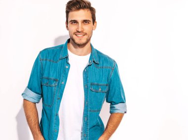 Portre yakışıklı gülümseyen şık hipster lumbersexual işadamı modeli kot elbise giymiş. Moda adam beyaz izole
