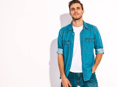 Portre yakışıklı gülümseyen şık hipster lumbersexual işadamı modeli kot elbise giymiş. Moda adam beyaz izole