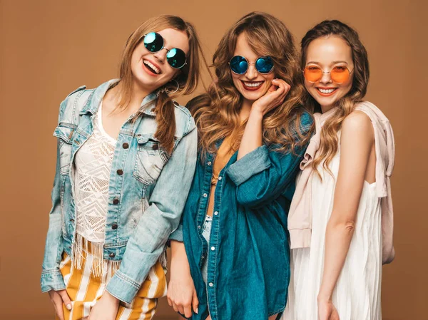 Tres Jóvenes Hermosas Chicas Hipster Sonrientes Ropa Vaquera Casual Moda —  Fotos de Stock