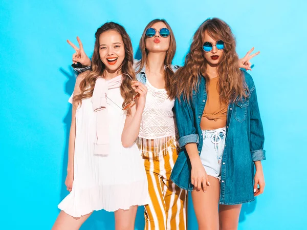 Tres Jóvenes Hermosas Chicas Hipster Sonrientes Ropa Colorida Moda Verano —  Fotos de Stock