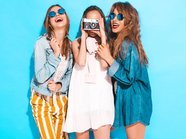 Tre Giovani Belle Ragazze Hipster Sorridenti Abiti Alla Moda Colorati — Foto Stock