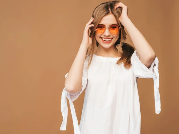 Retrato Hermosa Modelo Linda Sonriente Con Labios Rosados Chica Vestido — Foto de Stock