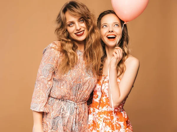 Dos Mujeres Hermosas Sonrientes Vestidos Hipster Verano Chicas Posando Sobre —  Fotos de Stock