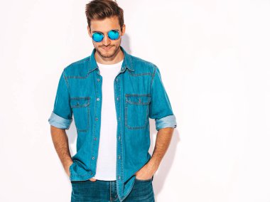 Yakışıklı gülümseyen şık hipster lumbersexual işadamı portresi model giyen kot elbise ve güneş gözlüğü. Moda adam beyaz izole