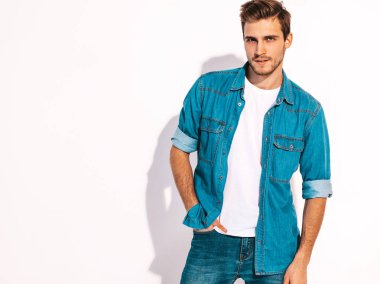 Portre yakışıklı gülümseyen şık hipster lumbersexual işadamı modeli kot elbise giyiyor. Moda adam beyaz izole