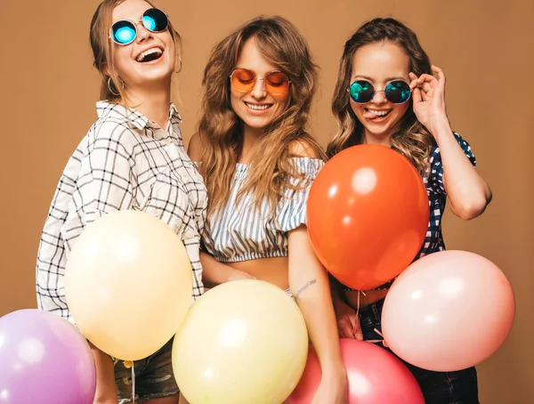 Три Усміхнені Красиві Жінки Картатому Літньому Одязі Сонцезахисних Окулярах Дівчата — стокове фото