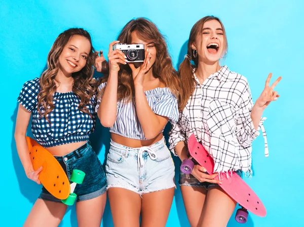 Trois Belles Filles Souriantes Élégantes Sexy Avec Des Planches Roulettes — Photo