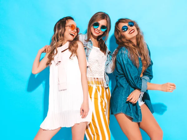 Three Young Beautiful Smiling Hipster Girls Trendy Summer Colorful Clothes — Stock Photo, Image