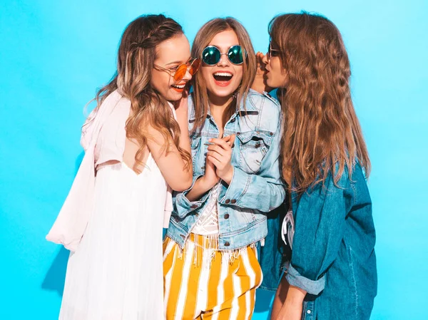 Drie Jonge Mooie Lachende Hipster Meisjes Trendy Zomer Casual Kleding — Stockfoto