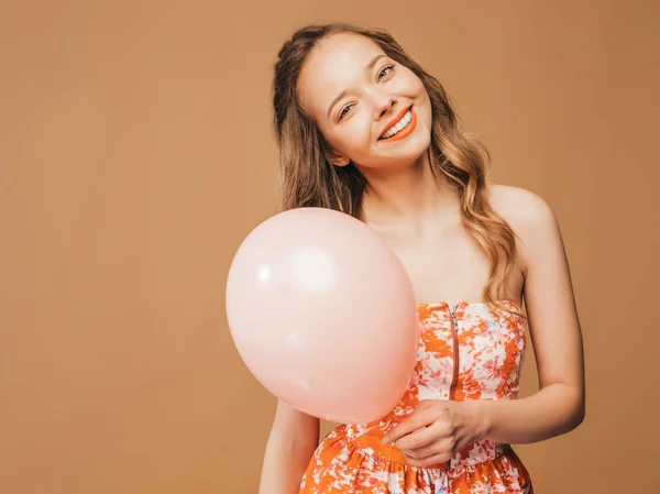 Retrato Joven Emocionada Posando Vestido Colorido Moda Verano Mujer Sonriente — Foto de Stock