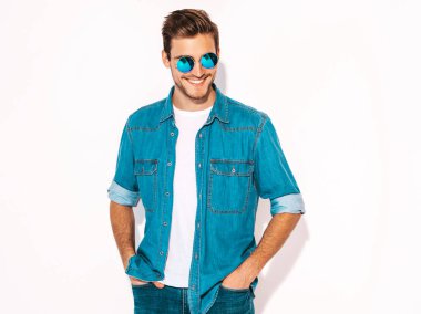 Yakışıklı gülümseyen şık hipster lumbersexual işadamı portresi model giyen kot elbise ve güneş gözlüğü. Moda adam beyaz izole