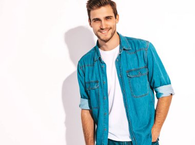 Portre yakışıklı gülümseyen şık hipster lumbersexual işadamı modeli kot elbise giymiş. Moda adam beyaz izole