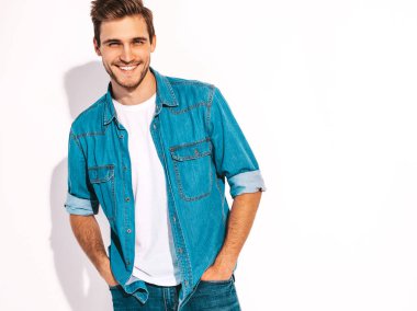 Portre yakışıklı gülümseyen şık hipster lumbersexual işadamı modeli kot elbise giymiş. Moda adam beyaz izole