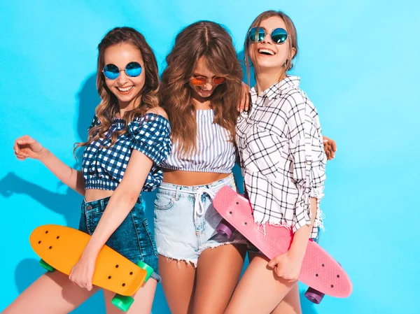 Τρεις Νέοι Κομψό Χαμογελώντας Όμορφα Κορίτσια Πολύχρωμα Δεκάρα Skateboards Γυναίκα — Φωτογραφία Αρχείου