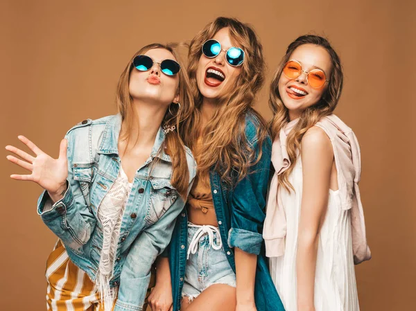 Trois Belles Filles Hipster Souriantes Dans Des Vêtements Décontractés Été — Photo