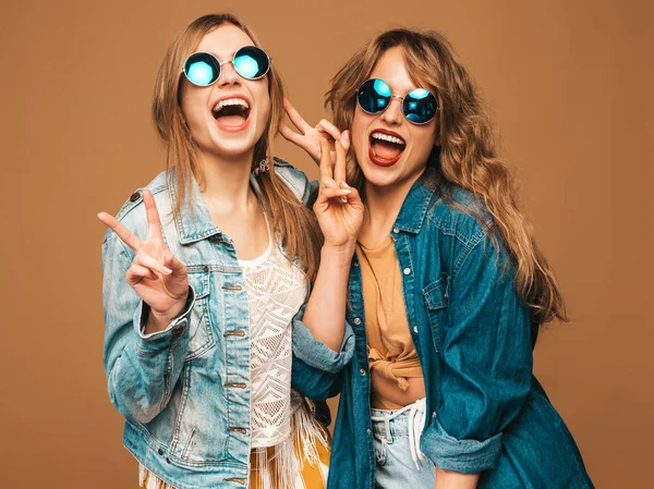 Två Unga Vackra Leende Hipster Flickor Trendiga Sommar Casual Kläder — Stockfoto