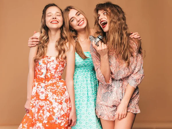 Three Young Beautiful Smiling Hipster Girls Trendy Summer Casual Dresses — Stock Photo, Image