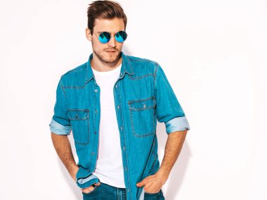 Yakışıklı gülümseyen şık hipster lumbersexual işadamı portresi model giyen kot elbise ve güneş gözlüğü. Moda adam beyaz izole