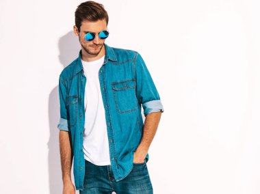 Yakışıklı gülümseyen şık hipster lumbersexual işadamı portresi model giyen kot elbise ve güneş gözlüğü. Moda adam beyaz izole