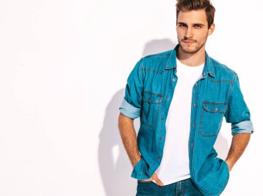 Portre yakışıklı gülümseyen şık hipster lumbersexual işadamı modeli kot elbise giyiyor. Moda adam beyaz izole