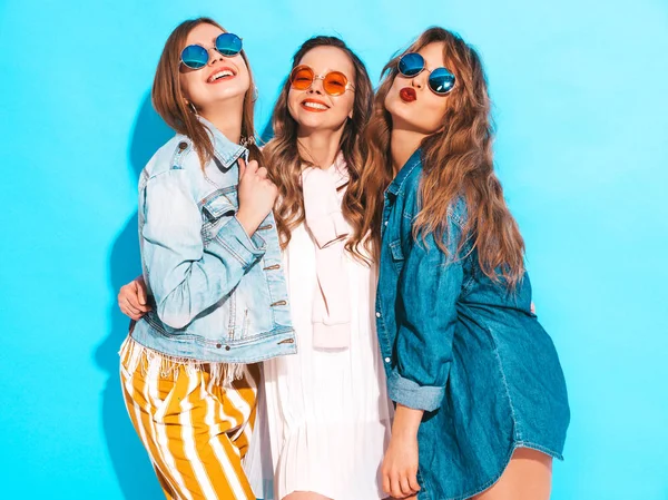 Tres Jóvenes Hermosas Chicas Hipster Sonrientes Ropa Vaquera Casual Moda — Foto de Stock