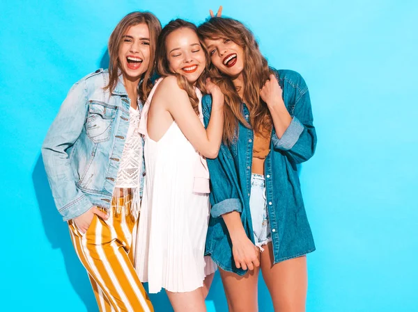 Tres Jóvenes Hermosas Chicas Hipster Sonrientes Ropa Vaquera Casual Moda —  Fotos de Stock