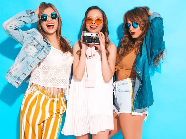 Tres Jóvenes Hermosas Chicas Hipster Sonrientes Vestidos Casuales Verano Moda —  Fotos de Stock