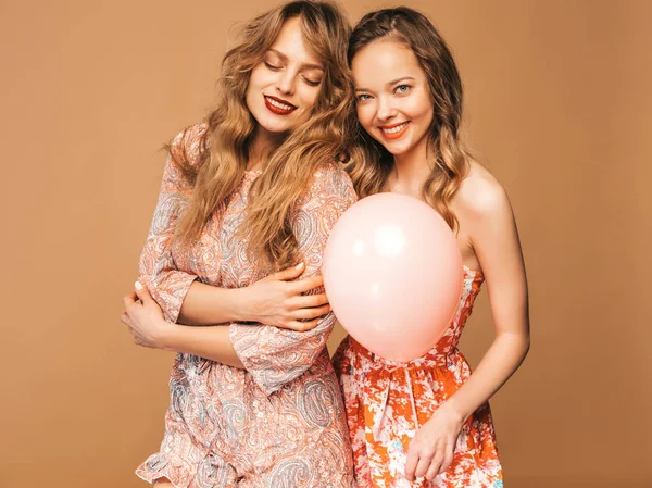 Dos Mujeres Hermosas Sonrientes Vestidos Hipster Verano Chicas Posando Sobre —  Fotos de Stock