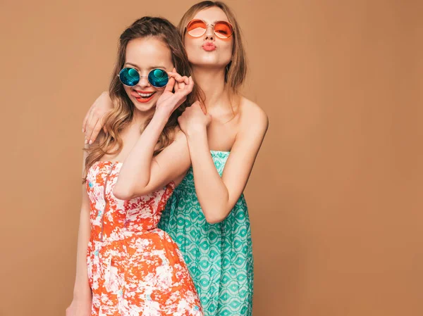 Дві Молоді Красиві Блондинки Посміхаються Хіпстерські Дівчата Модних Літніх Сукнях — стокове фото