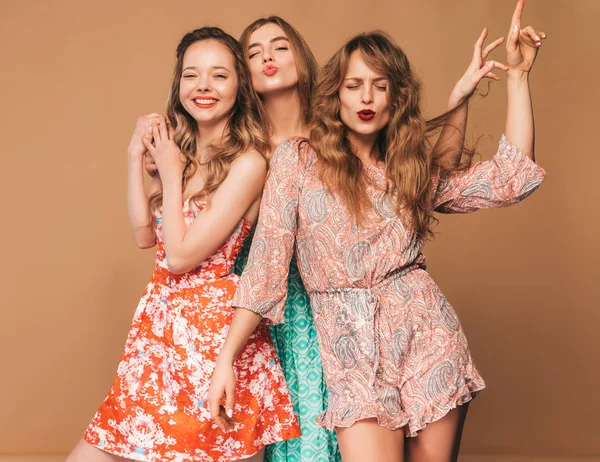 Три Молодих Красивих Усміхнених Дівчаток Хіпстера Модних Літніх Повсякденних Сукнях — стокове фото