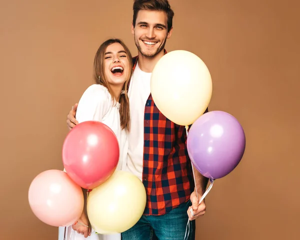 美しい少女の笑顔とカラフルな気球の束を押しながら笑っているハンサムな彼氏の肖像画 幸せな家族 大好きです 幸せなバレンタインデー — ストック写真