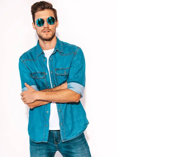 Porträt Eines Gutaussehenden Lächelnden Stylischen Hipster Geschäftsmann Models Mit Jeans — Stockfoto