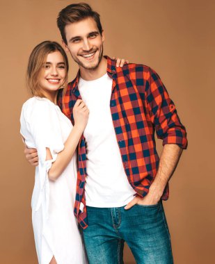 Gülümseyen güzel kız ve onu gülerken yakışıklı erkek portresi. Mutlu neşeli aile. güneş gözlüğü. Sevgililer günü. Bej duvara poz. Sarılma