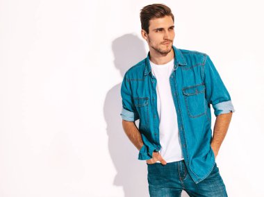 Portre yakışıklı gülümseyen şık hipster lumbersexual işadamı modeli kot elbise giyiyor. Moda adam beyaz izole