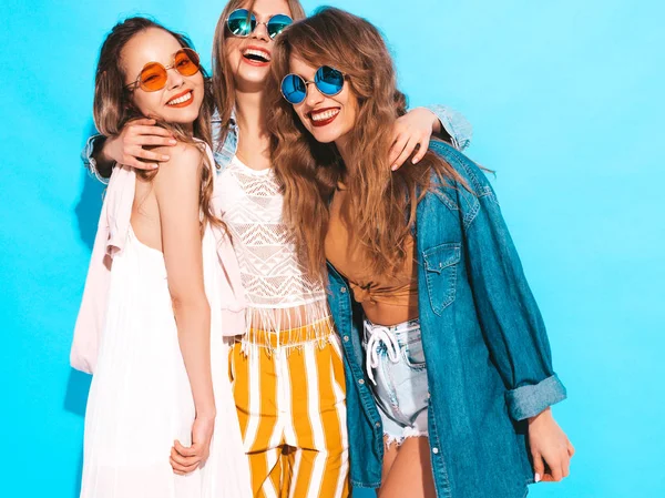 Tres Jóvenes Hermosas Chicas Hipster Sonrientes Ropa Vaquera Casual Moda —  Fotos de Stock