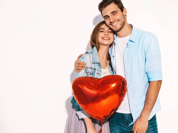 Portrait Smiling Beautiful Girl Her Handsome Boyfriend Holding Heart Shaped — Stock Photo, Image