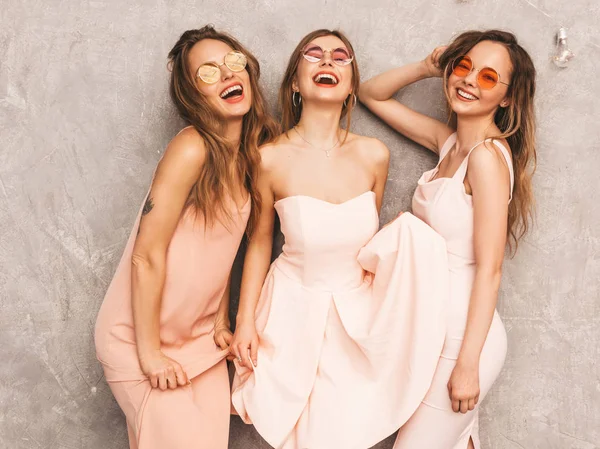 Tři Krásné Usměvavé Bokovky Dívek Moderní Letní Světle Růžové Šaty — Stock fotografie