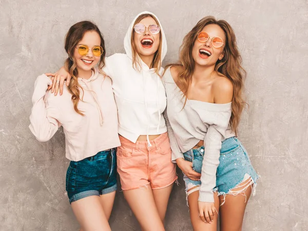 Three Young Beautiful Smiling Hipster Girls Trendy Summer Sport Clothes — Stock Photo, Image