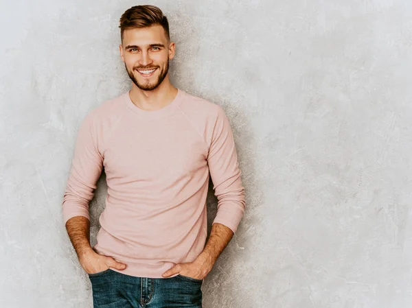 ハンサムな笑顔ヒップスター Lumbersexual ビジネスマン モデル カジュアルな夏ピンクの服を着ての肖像画 灰色の壁に対してポーズ ファッション スタイリッシュな男 — ストック写真