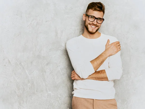 Retrato Bonito Sorriso Hipster Lumbersexual Empresário Modelo Vestindo Roupas Brancas — Fotografia de Stock