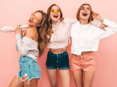 Üç genç güzel gülümseyen hippi kız trendy yaz hipster giysileri. Seksi kaygısız kadınlar, pembe arka plan poz. Olumlu modelleri eğleniyor