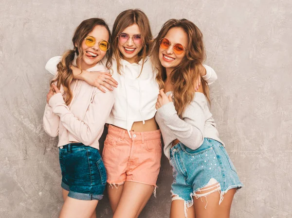 Drie Jonge Mooie Lachende Hipster Meisjes Trendy Zomer Sport Kleding — Stockfoto