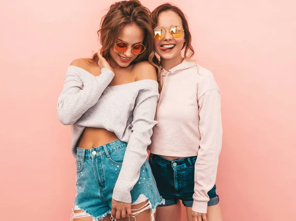 Duas Jovens Bonitas Meninas Hipster Sorridentes Roupas Hipster Verão Moda — Fotografia de Stock