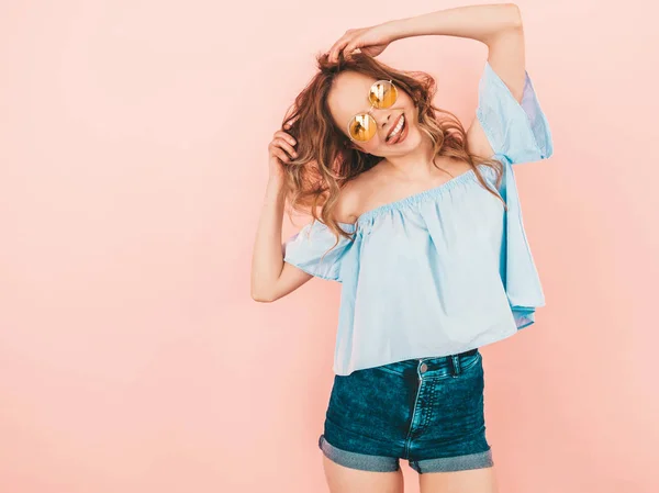 Portrait Beau Modèle Mignon Souriant Lunettes Soleil Rondes Fille Été — Photo