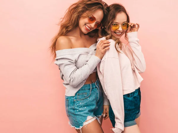 Duas Jovens Bonitas Meninas Hipster Sorridentes Roupas Hipster Verão Moda — Fotografia de Stock