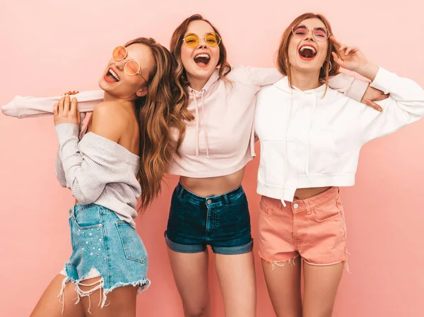 Drie Jonge Mooie Lachende Hipster Meisjes Trendy Zomer Hipster Kleren — Stockfoto