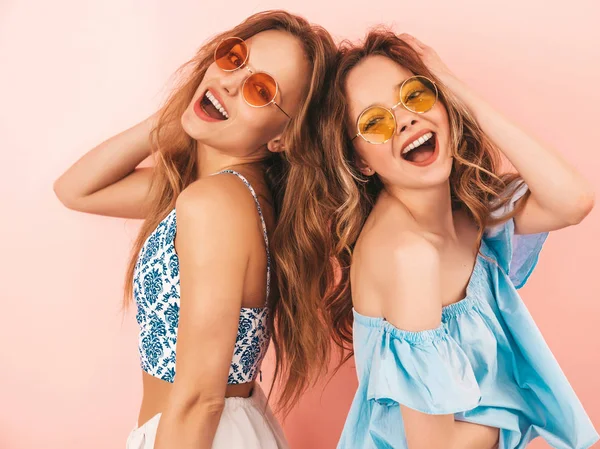 Two Young Beautiful Smiling Hipster Girls Trendy Summer Hipster Clothes — Stock Photo, Image
